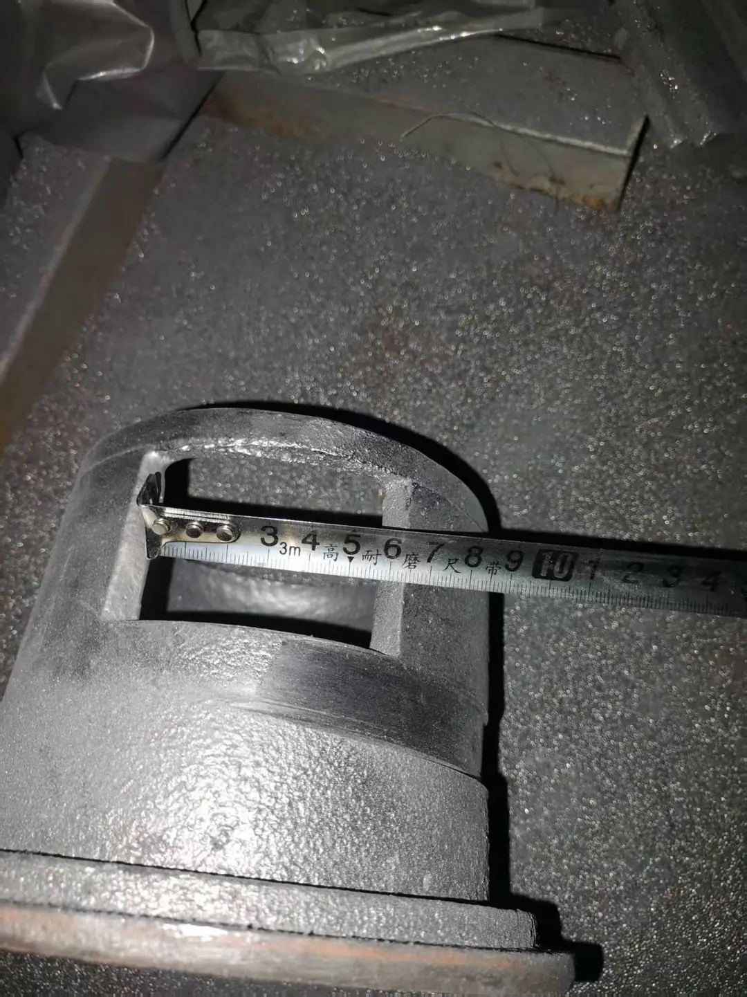 Control cage discharge window width measurement with tape