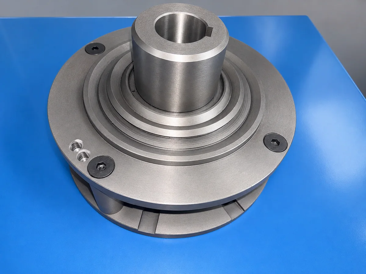 Blast wheel rotor center bore, keyway and mounting structure