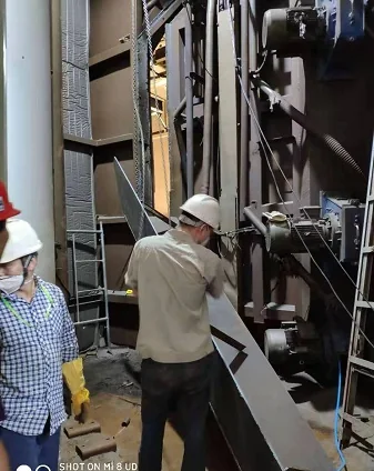 Access to an internal chamber liner installation position
